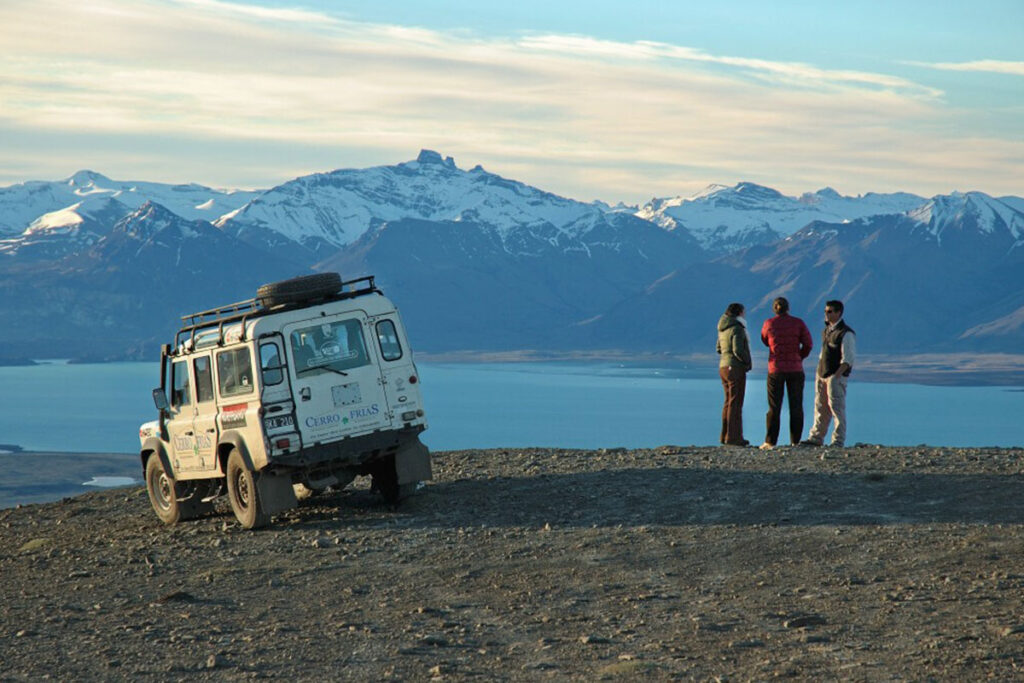 Excursión Cerro Frías en El Calafate: vehículo 4x4 en el mirador con vista al Lago Argentino