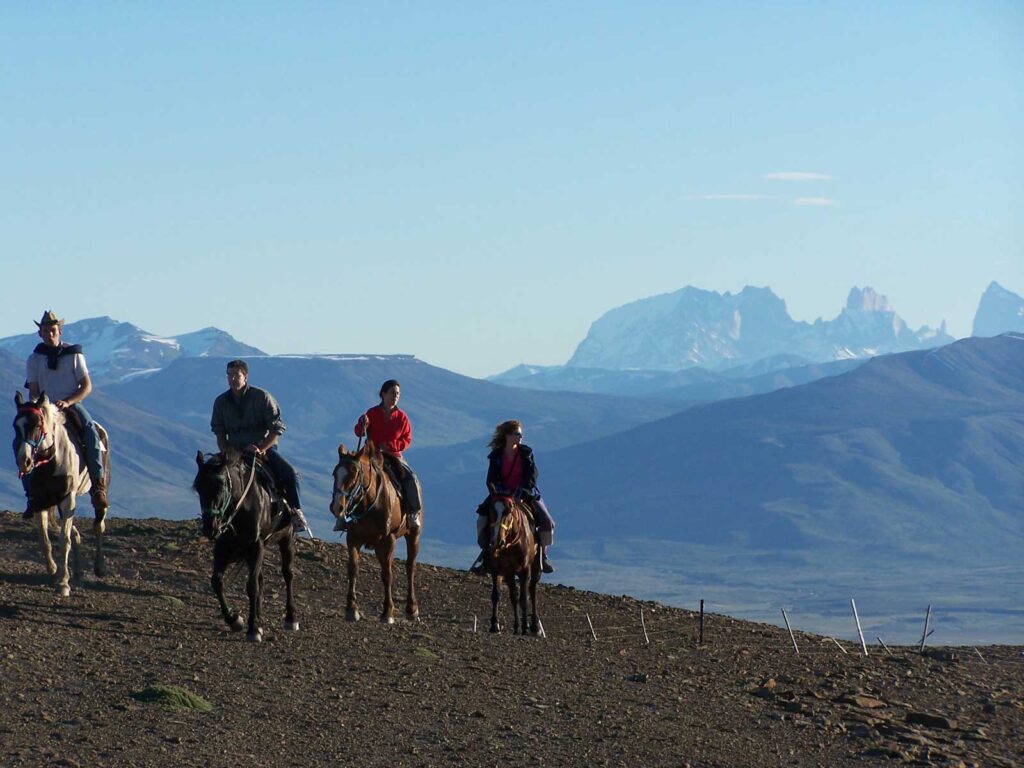 Cabalgata en Cerro Frías, El Calafate, con vista a la Cordillera de los Andes