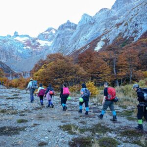 Grupo haciendo el trekking a la Laguna Esmeralda entre bosques otoñales en Ushuaia
