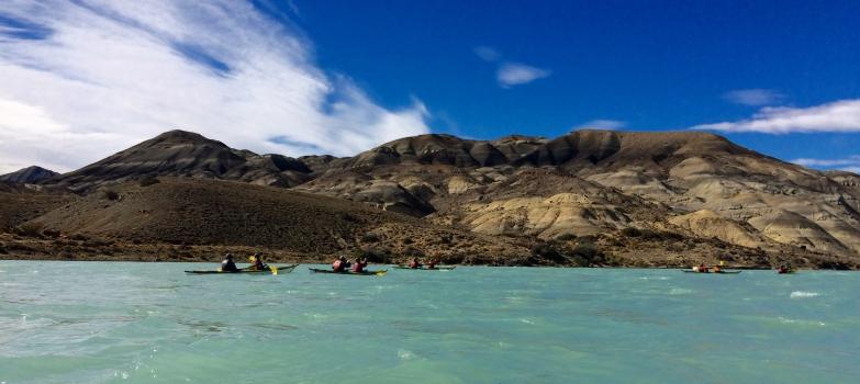 Kayaks en el Río La Leona con cerros de la estepa patagónica