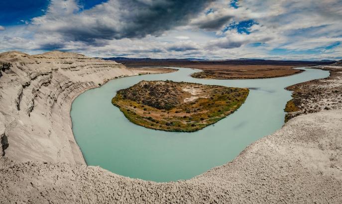 Kayak Río La Leona: meandro de aguas turquesas en la estepa patagónica