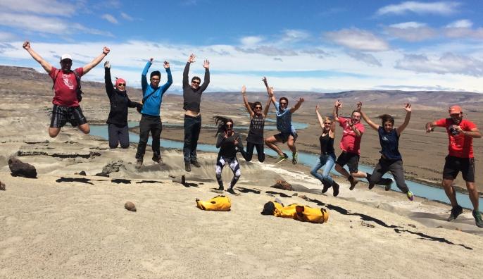 Grupo en el trekking del Cerro Los Hornos sobre el Río La Leona
