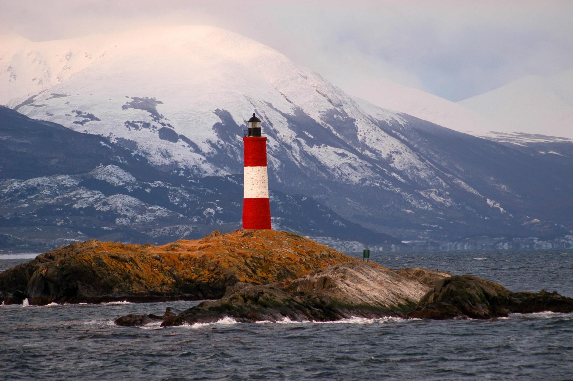 Faro Les Éclaireurs en la navegación Canal Beagle Isla de los Lobos