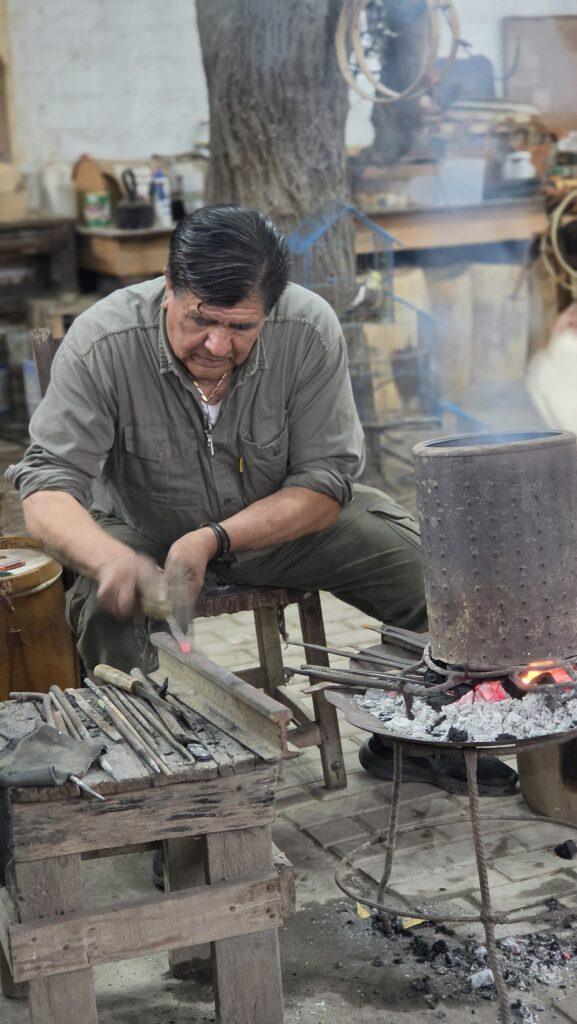 Elaboración artesanal de un bombo legüero en el Patio del Indio Froilán