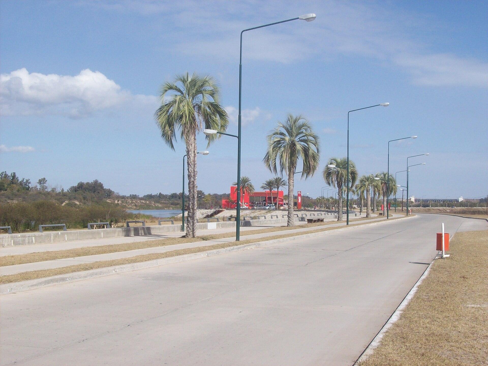 Costanera de Termas de Río Hondo con palmeras