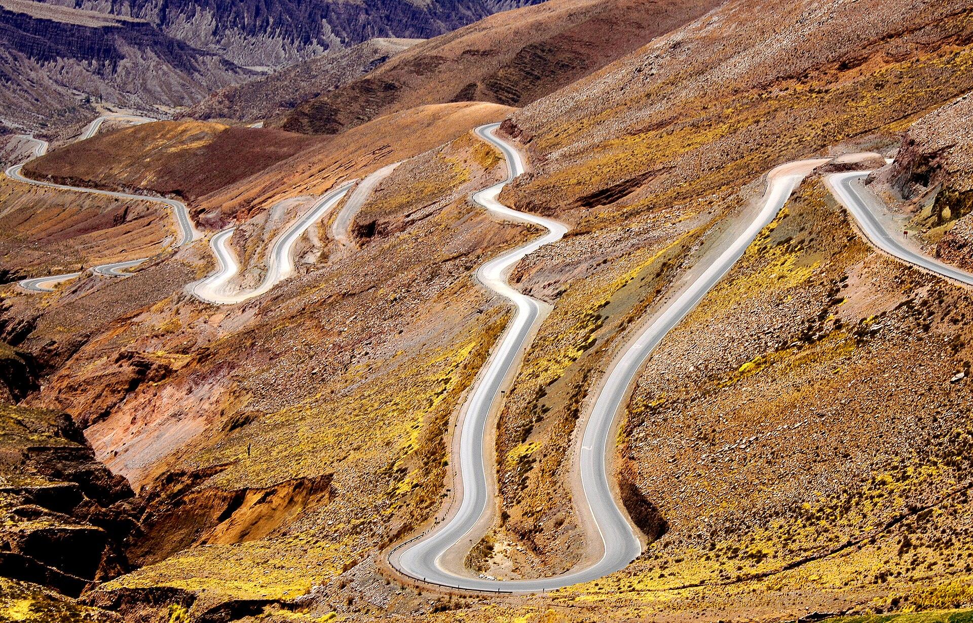 Curvas de la Cuesta de Lipán camino a Salinas Grandes