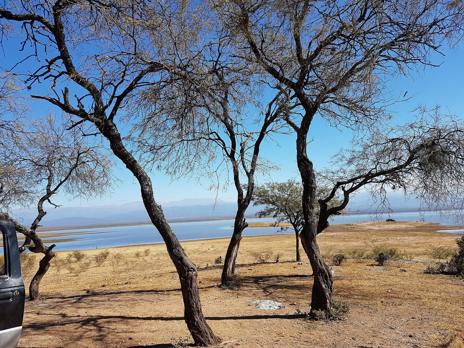 Gran espejo de agua del Dique Cabra Corral rodeado de cerros