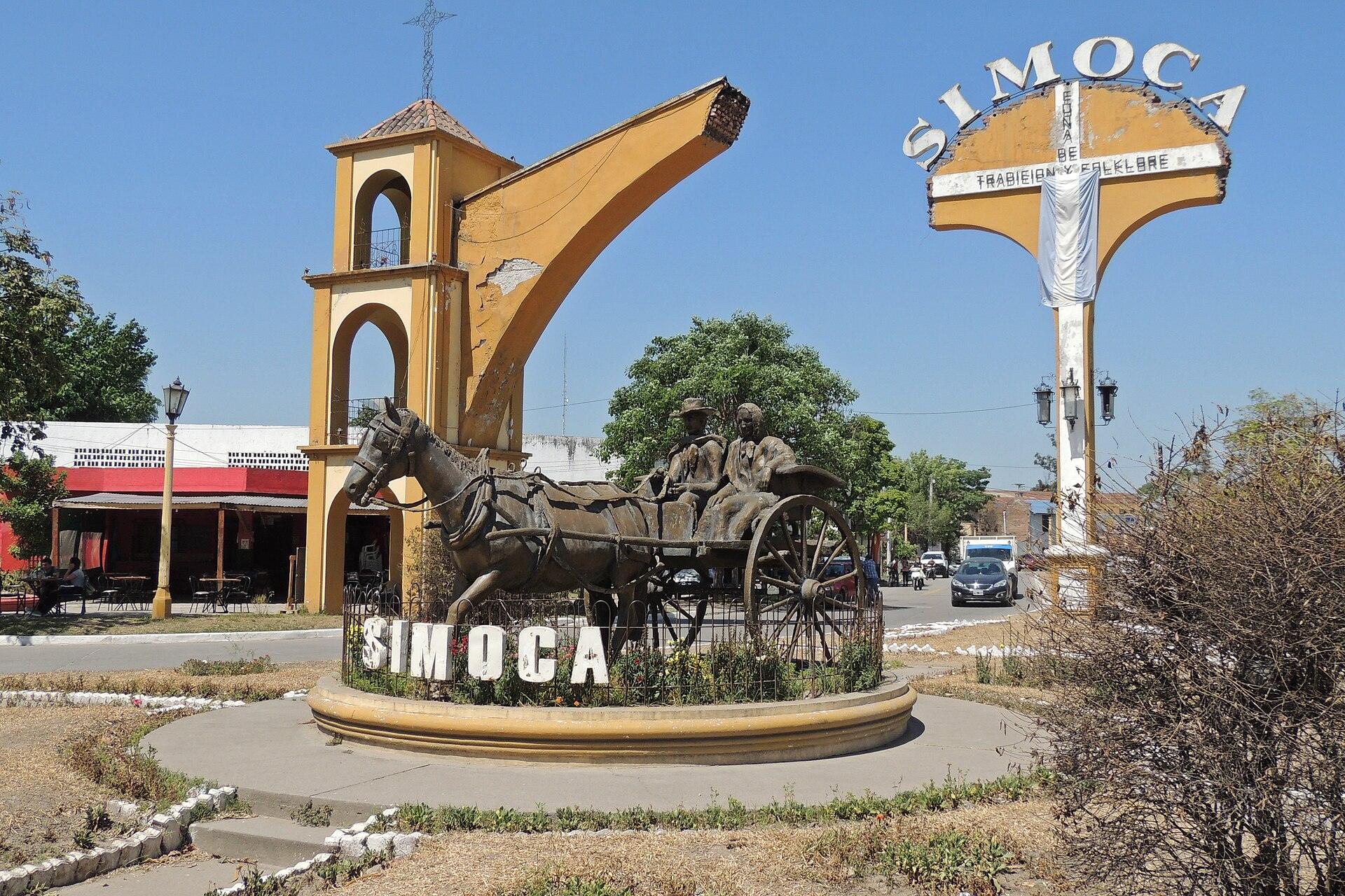 Portal de entrada a Simoca, Tucumán, con el monumento al sulky