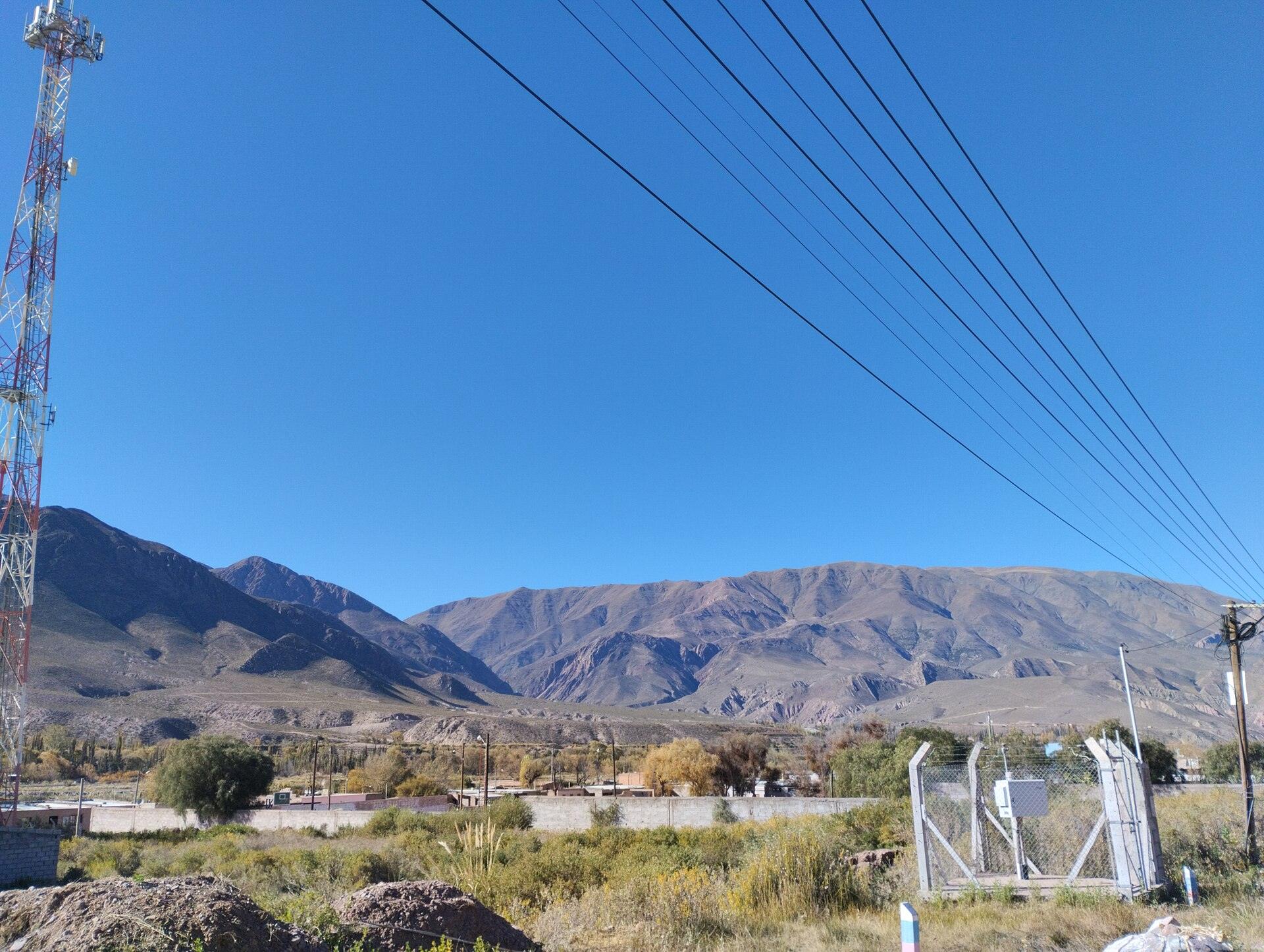 Paisaje de la Quebrada de Humahuaca camino a la comunidad rural