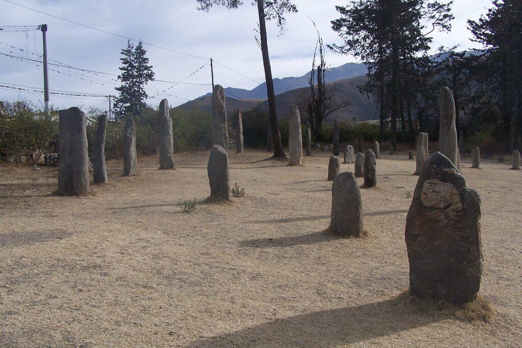 Menhires de El Mollar en la excursión Tafí del Valle, Quilmes y Cafayate
