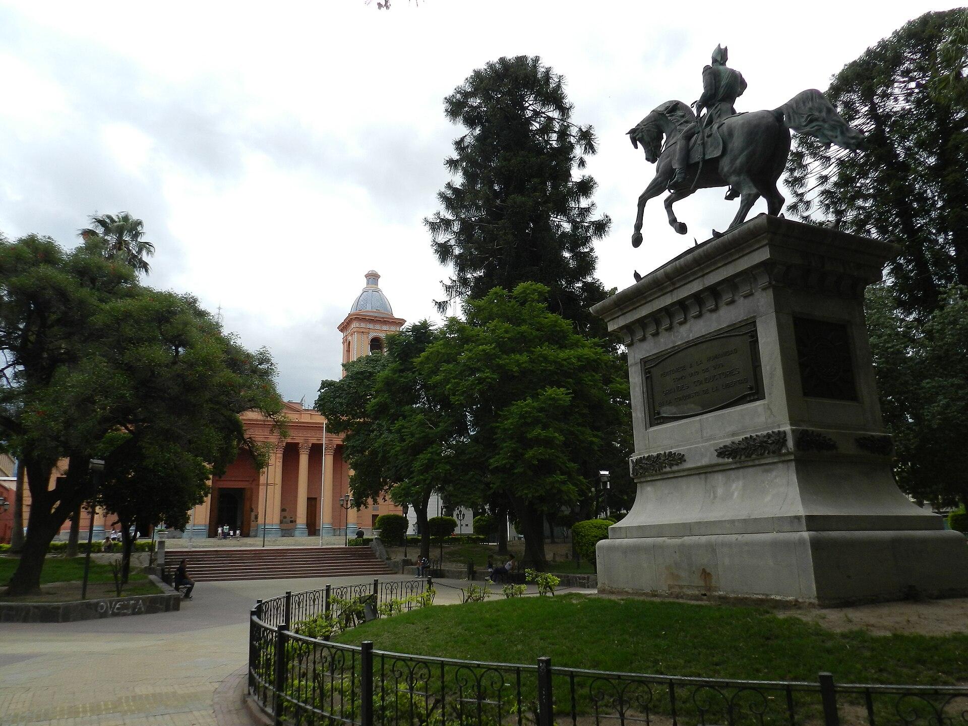 Plaza 25 de Mayo de Catamarca con la Catedral de fondo