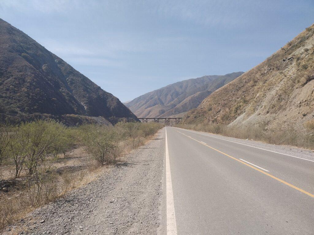 San Antonio de los Cobres: Viaducto del Toro visto a la distancia en la Quebrada del Toro