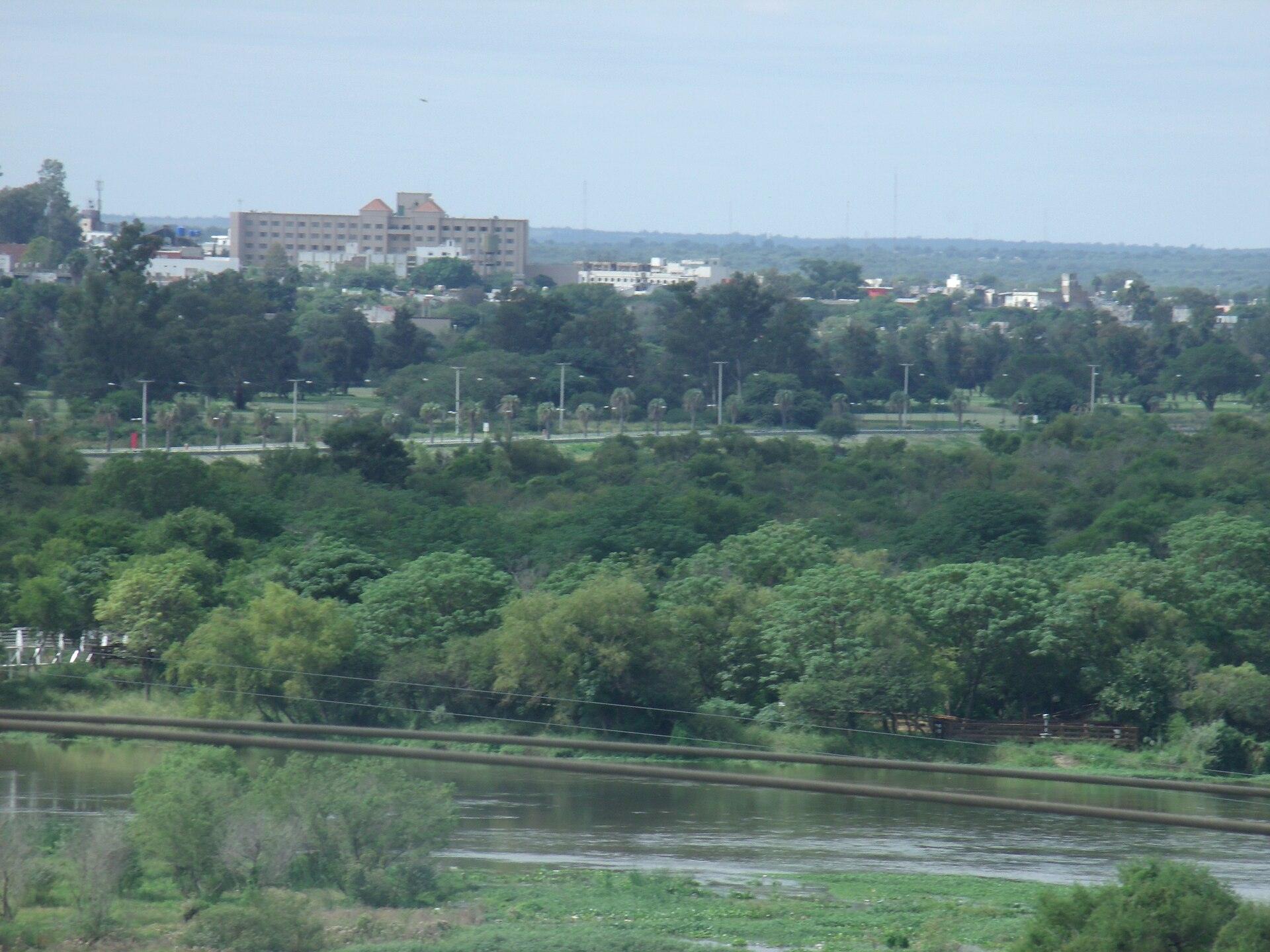 Vista de Termas de Río Hondo desde el dique