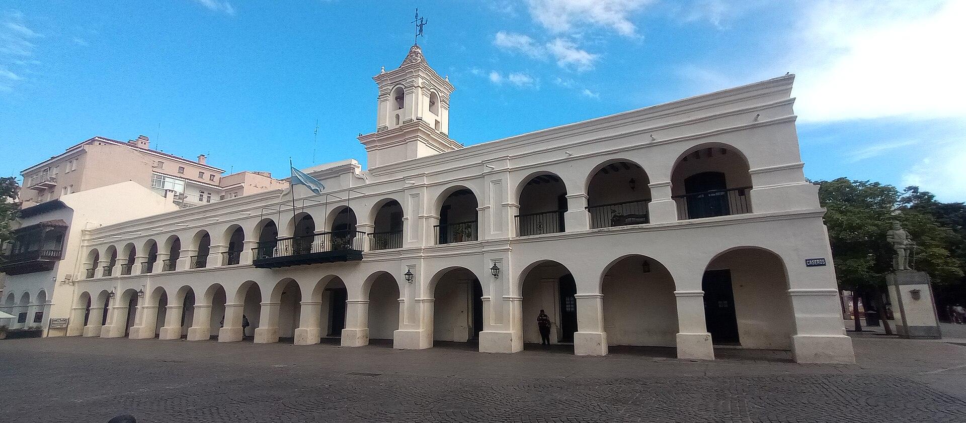 Cabildo histórico de Salta con sus arcadas frente a la plaza