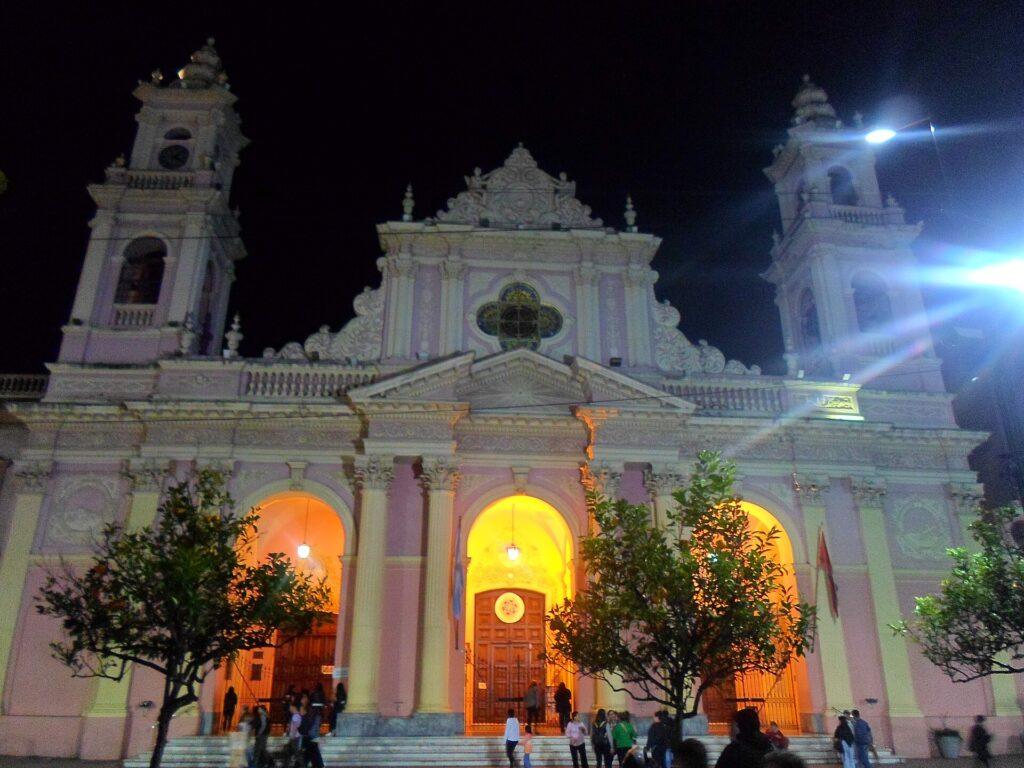 Walking Salta: Catedral Basílica de Salta frente a la Plaza 9 de Julio