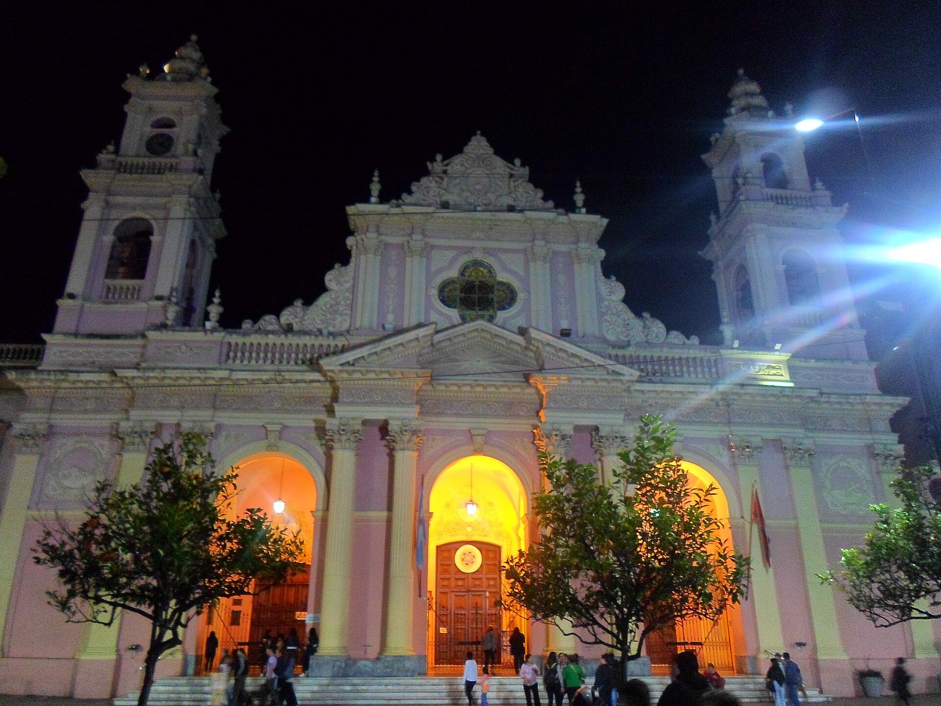Walking Salta: Catedral Basílica de Salta frente a la Plaza 9 de Julio