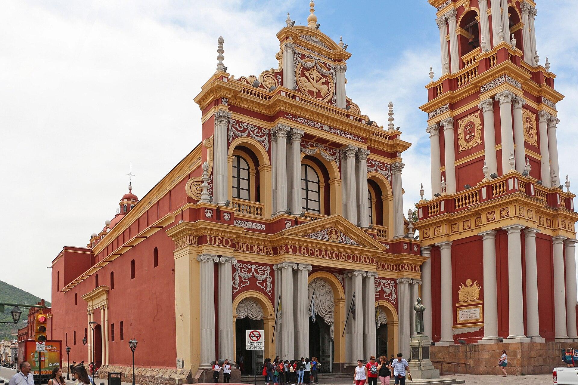 Iglesia de San Francisco de Salta con su fachada roja y dorada y su campanario