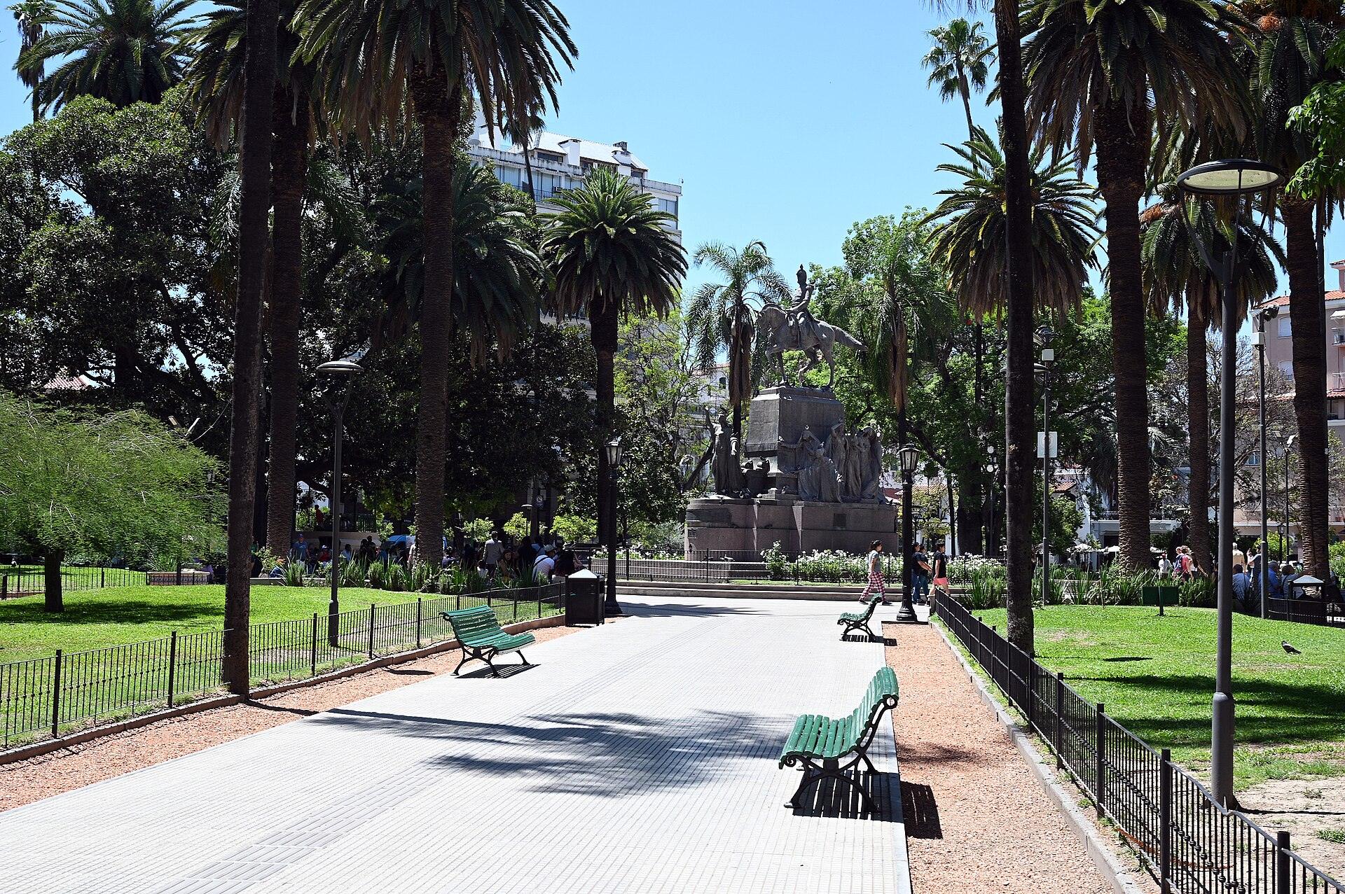 Walking Salta: Plaza 9 de Julio en el centro histórico de Salta
