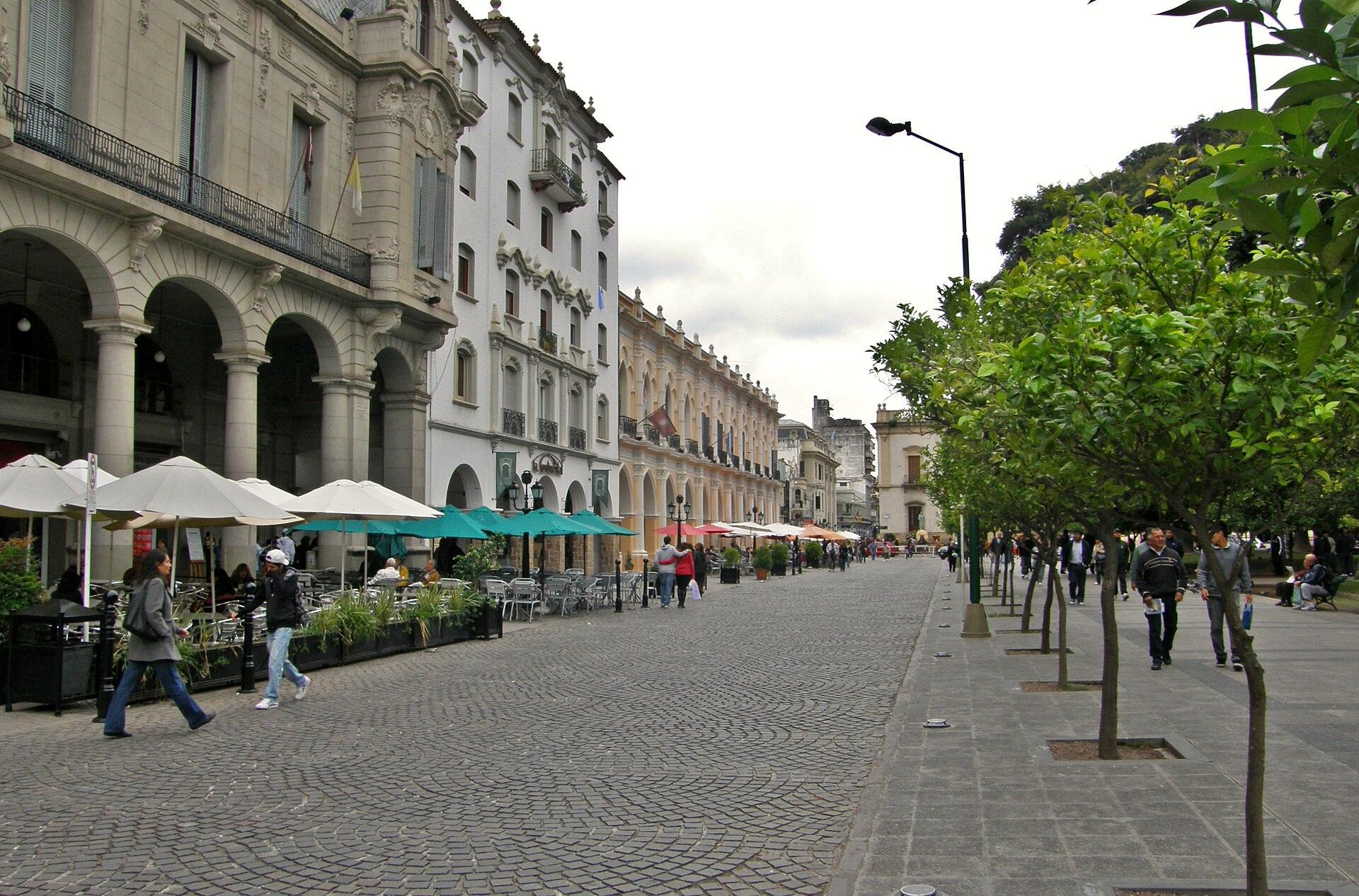 Edificios y arcadas alrededor de la Plaza 9 de Julio de Salta
